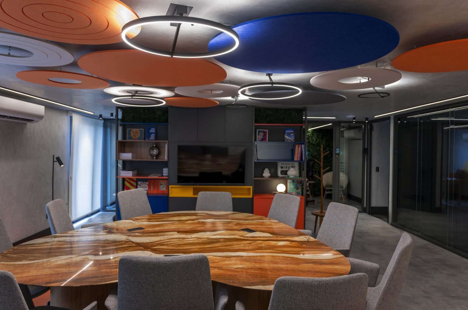 Luzes, cores e formas transformam projeto corporativo