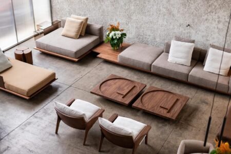 Decameron apresenta mesas da coleção Porto que entregam leveza e versatilidade