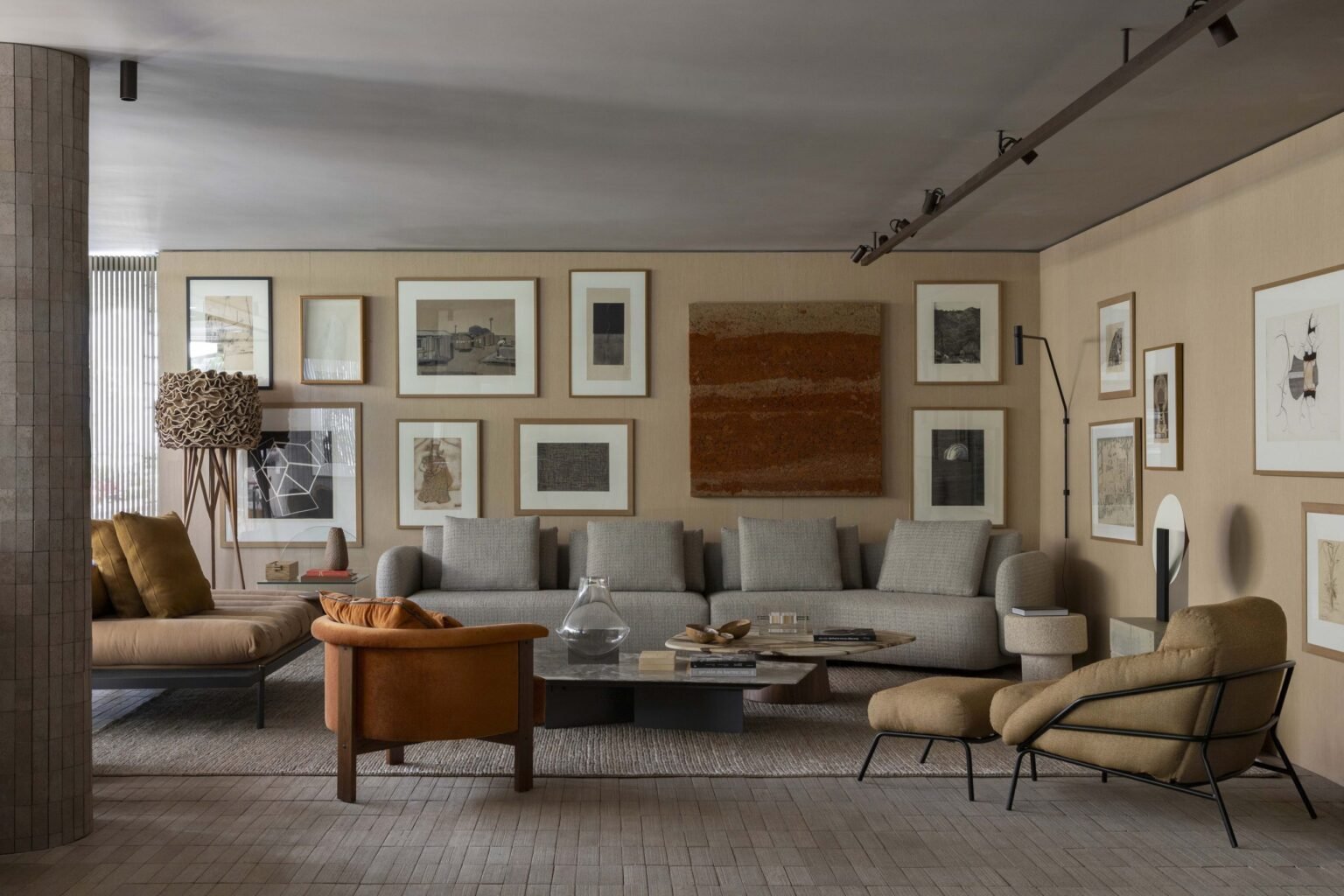 Composições de gallery walls no décor de interiores