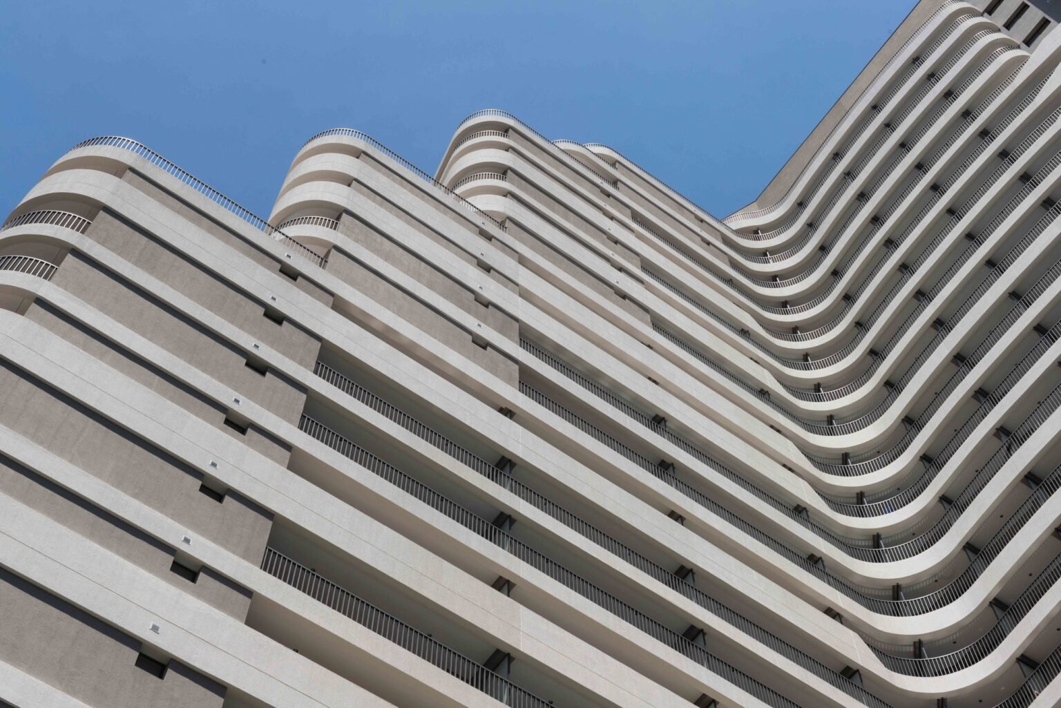 Downtown Nova República une sobriedade urbana e vibração humana