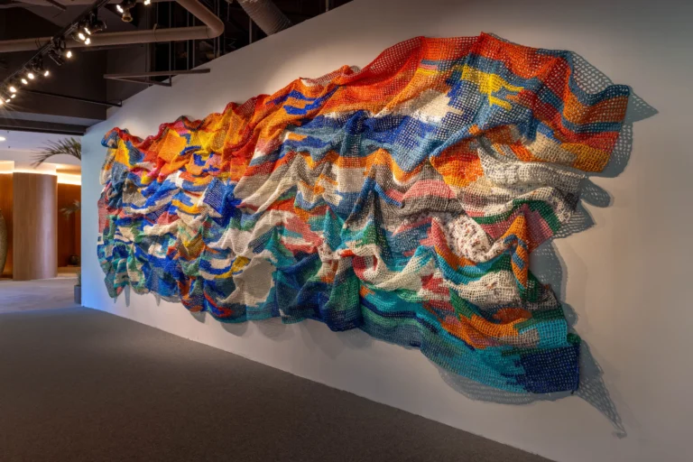 Do lixo ao luxo: artista transforma sacolas plásticas em crochê na CASACOR Rio